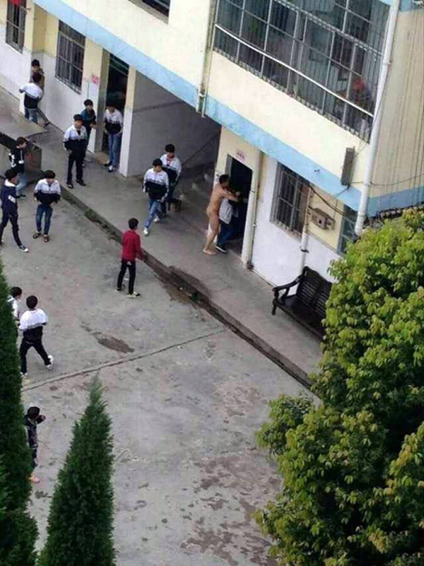 ครูหนุ่มคลั่ง แก้ผ้าล่อนจ้อน ไล่ปล้ำนักเรียนหญิงกลางวันแสก ๆ